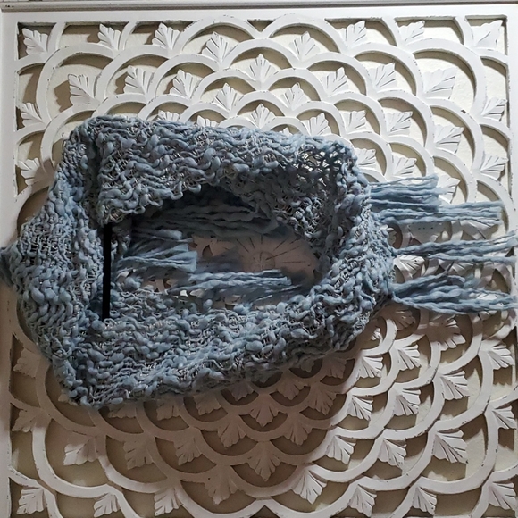 Chunky Ice Blue and Gold Knit Infinity Scarf with Fringe or Tassels nwot - Picture 5 of 8